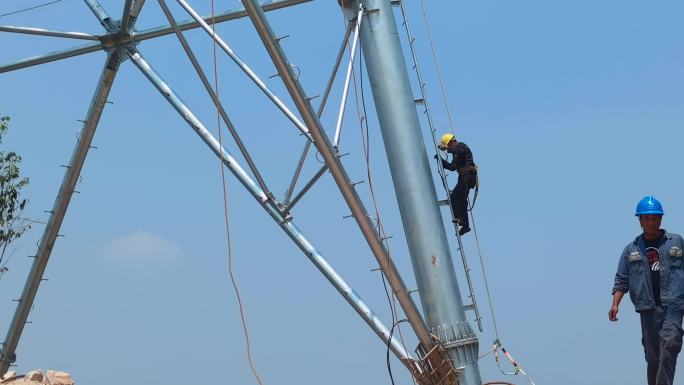 特高压铁塔电线安装工人爬下铁塔