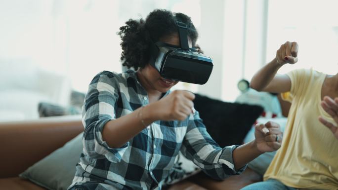 使用虚拟现实眼镜玩赛车电子游戏