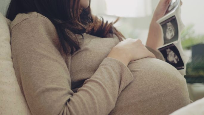 孕妇在看超声图像宝妈怀孕孕检B超期待新生