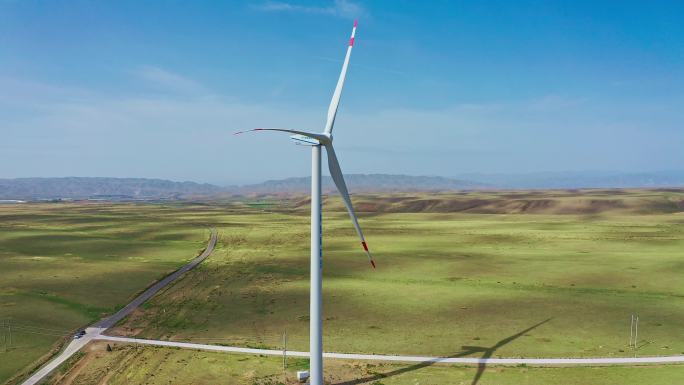 中国西部甘肃省草原山的风力发电大风车航拍