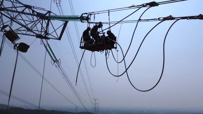 特高压电线安装高空作业航拍电网工人施工