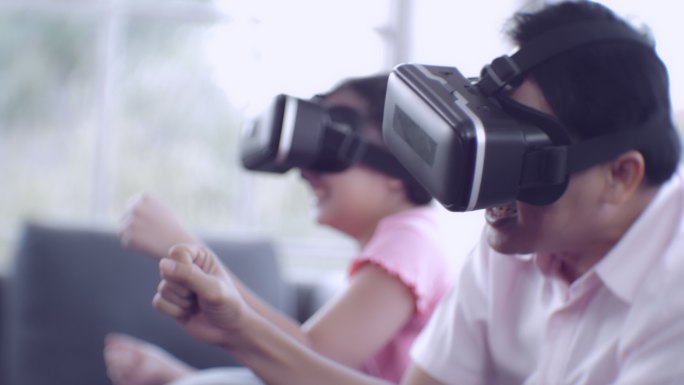 体验VR的父女选手赛事挑战-电玩街