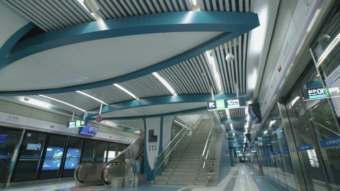 北京地铁站内空境电梯进站出站