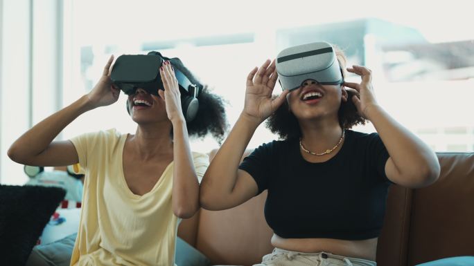 体验VR的人国外外国科技智能生活眼镜