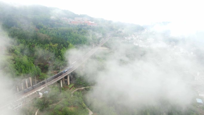 4K 航拍火车行驶在山区