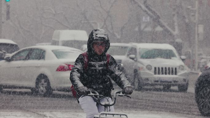 北京风雪中骑车的行人 慢动作升格