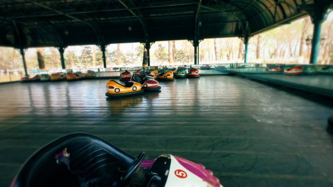 游乐场  碰碰车  公园  游戏  快乐