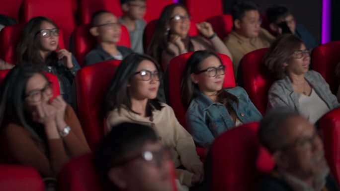 在电影院观看3D电影的观众