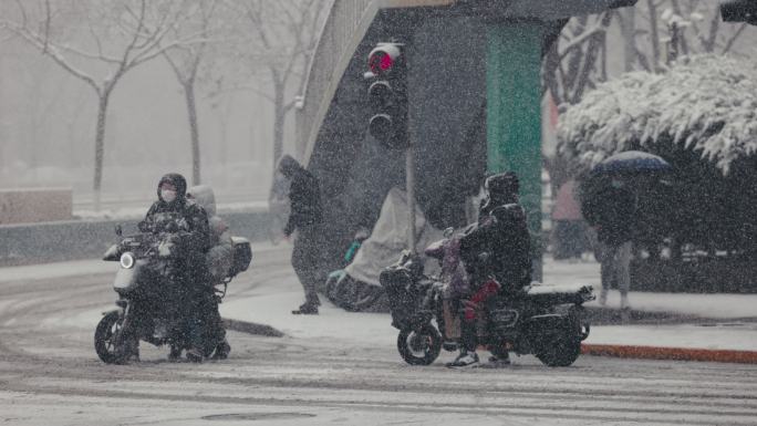 北京风雪中骑车的行人 慢动作升格