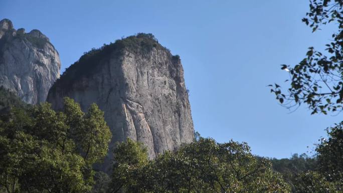 群山峻岭高耸树林