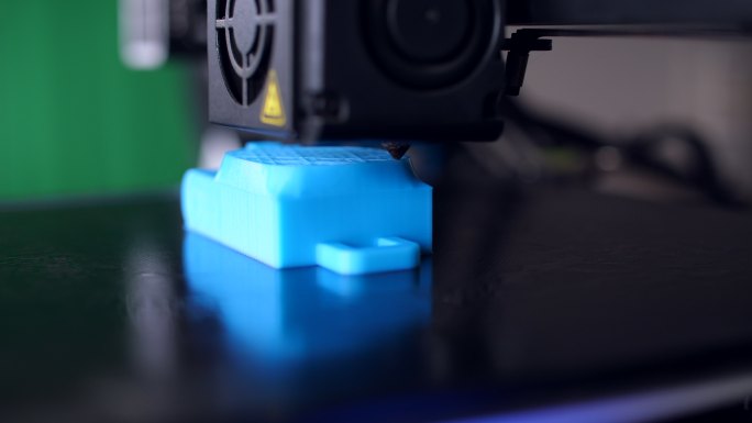 3D打印机打印蓝色PLA塑料