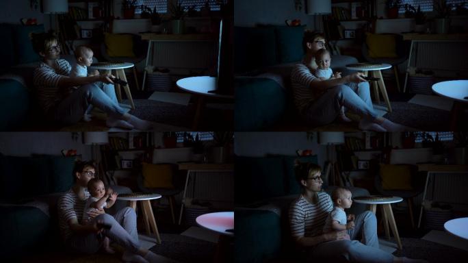 一位年轻女子和她的女婴在家看儿童电视节目