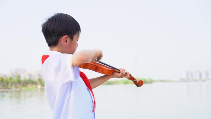 带红领巾男孩拉小提琴