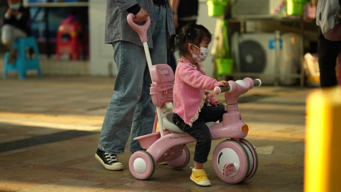 上海疫情小女孩排队核酸检测