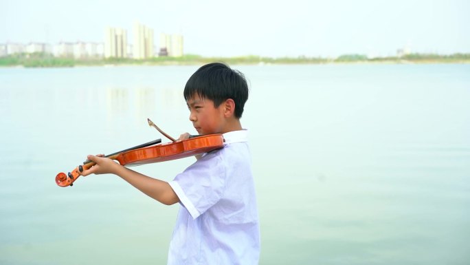 儿童 男童拉小提琴