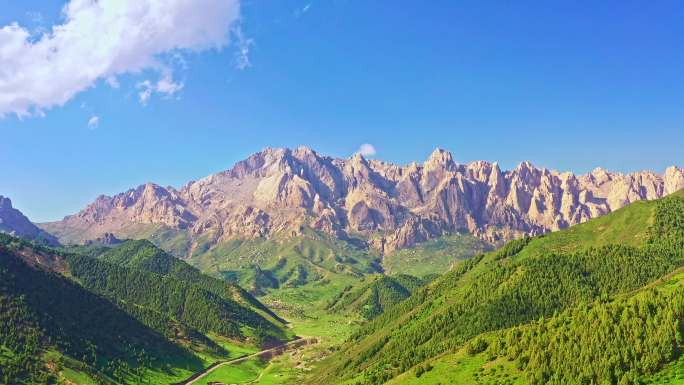 中国甘肃省青藏高原马牙雪山与草原蓝天航拍