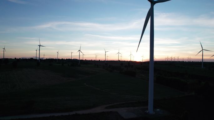 风力发电场的日落风车风能风电双碳碳减排