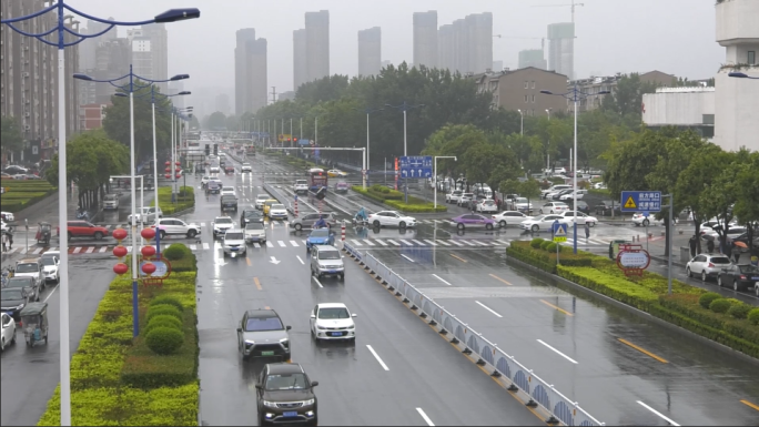 下雨中的城市，雨中行人，雨中执勤