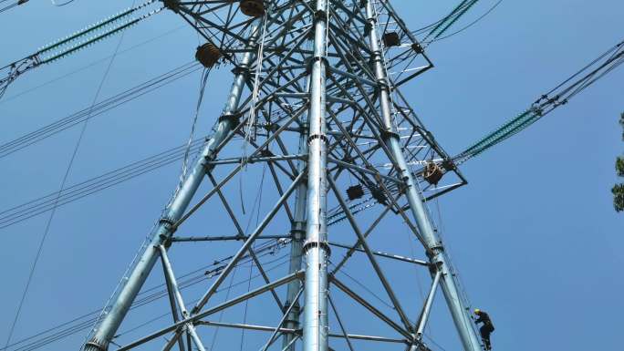 特高压电线安装工人集体爬下铁塔