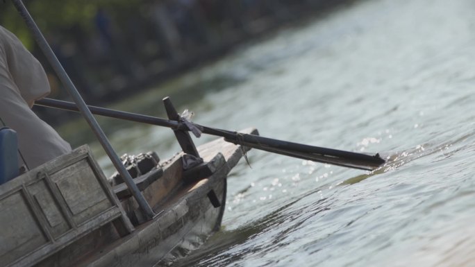 杭州西湖景区唯美湖面小船划桨