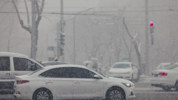 北京风雪中行驶的车辆 慢动作升格