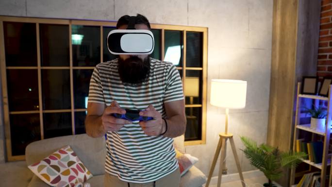 体验VR的男子游戏视频素材家庭互动