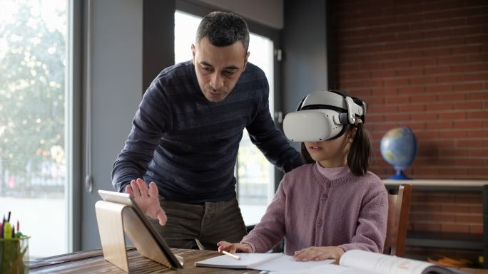 体验VR的小女孩网课学习居家生活眼镜