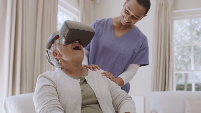 体验VR的老人眼镜5G应用互动交互