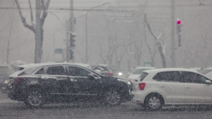 北京风雪中行驶的车辆 慢动作升格