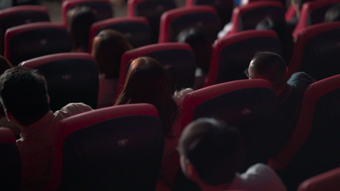 在电影院观看3D电影的观众