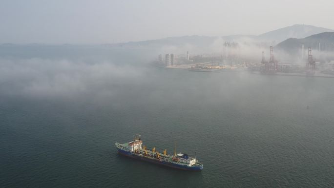 4K原素材-航拍厦门嵩屿集装箱码头平流雾
