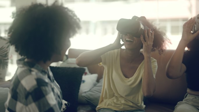 一群朋友戴着虚拟现实眼镜玩游戏