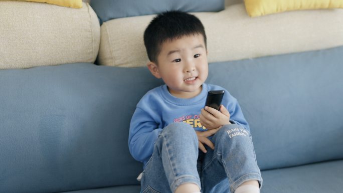 4K小孩子在专心地看电视