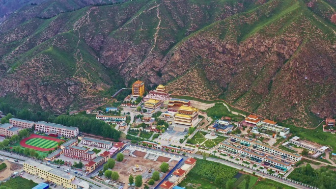 中国甘肃省武威市天祝县天堂寺山谷寺庙航拍