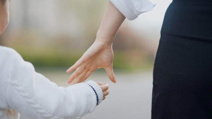 大手牵小手温馨母子行走背影妈妈陪伴孩子