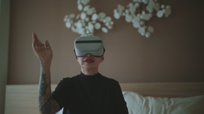 体验VR的老人VR眼镜互助体验沉浸式