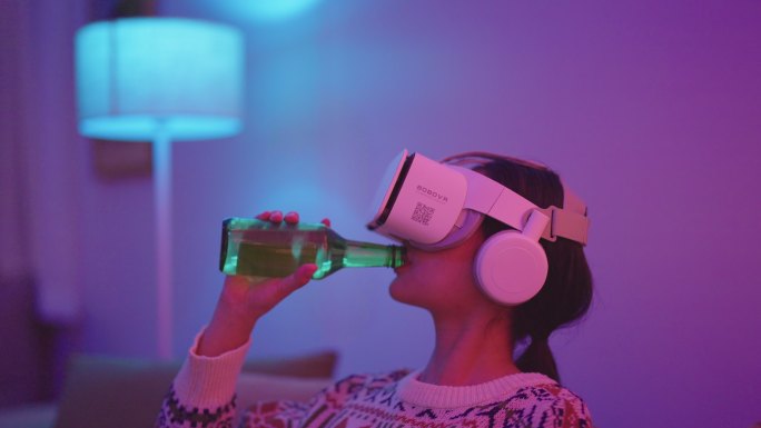 女孩戴上VR护目镜体验3D虚拟游戏