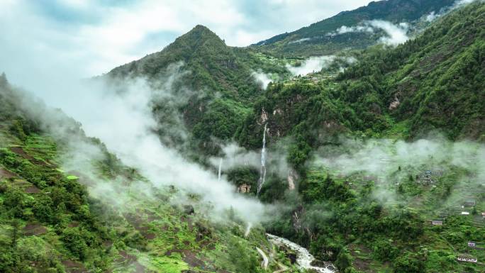 云雾瀑布 高山峻岭 神秘自然