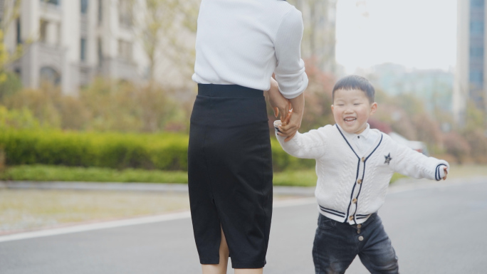 小朋友围绕妈妈转圈圈大手牵小手陪伴孩子