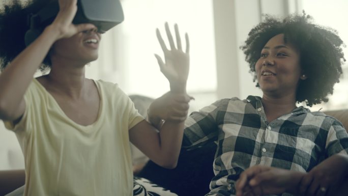 女孩们戴上VR眼镜体验3D虚拟游戏