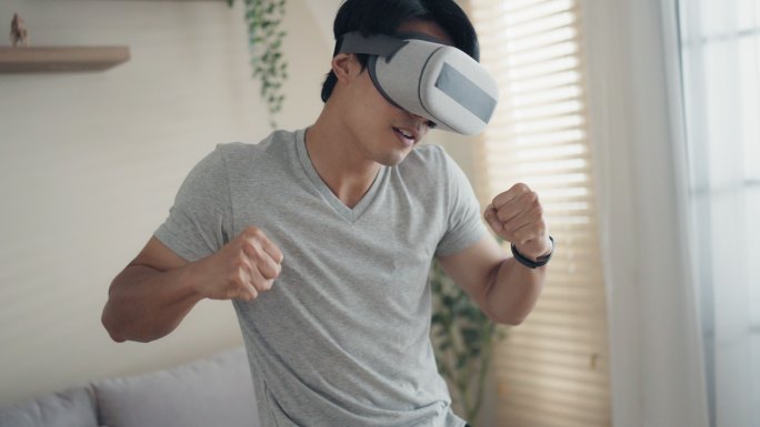 带着VR眼镜玩游戏拳击
