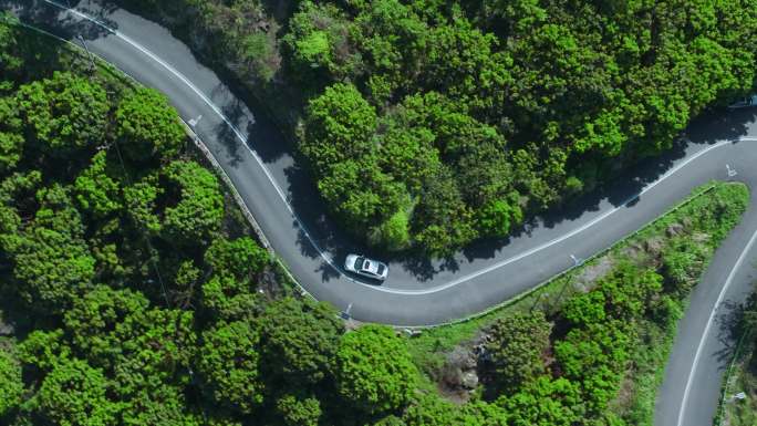 弯道山路上汽车行驶