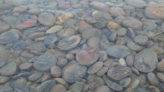 江边的鹅卵石