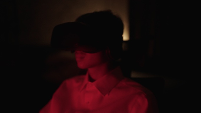 男子戴上VR眼镜体验3D虚拟游戏