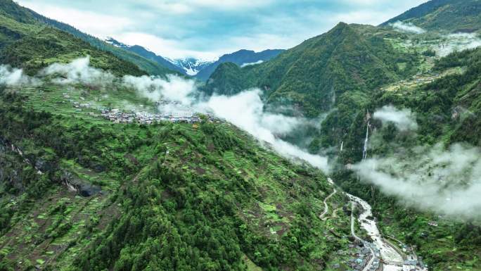 云雾瀑布 高山峻岭  云雾缭绕