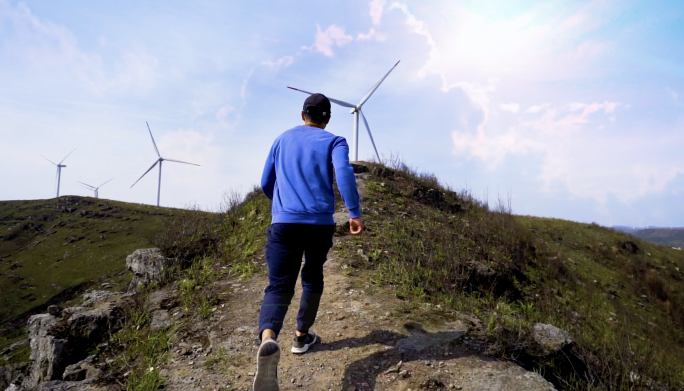 登山者向着山顶奔跑，登高向上冲，成功进取