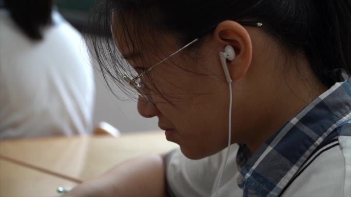 【4K高清原创】上课学生带耳机玩游戏