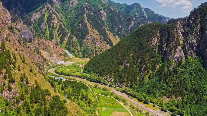 中国西部甘肃省山谷自然风景与天空