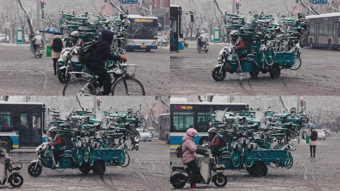 北京风雪中运输共享单车的运维人员