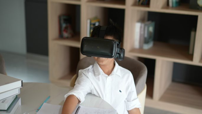 孩子体验虚拟现实眼镜